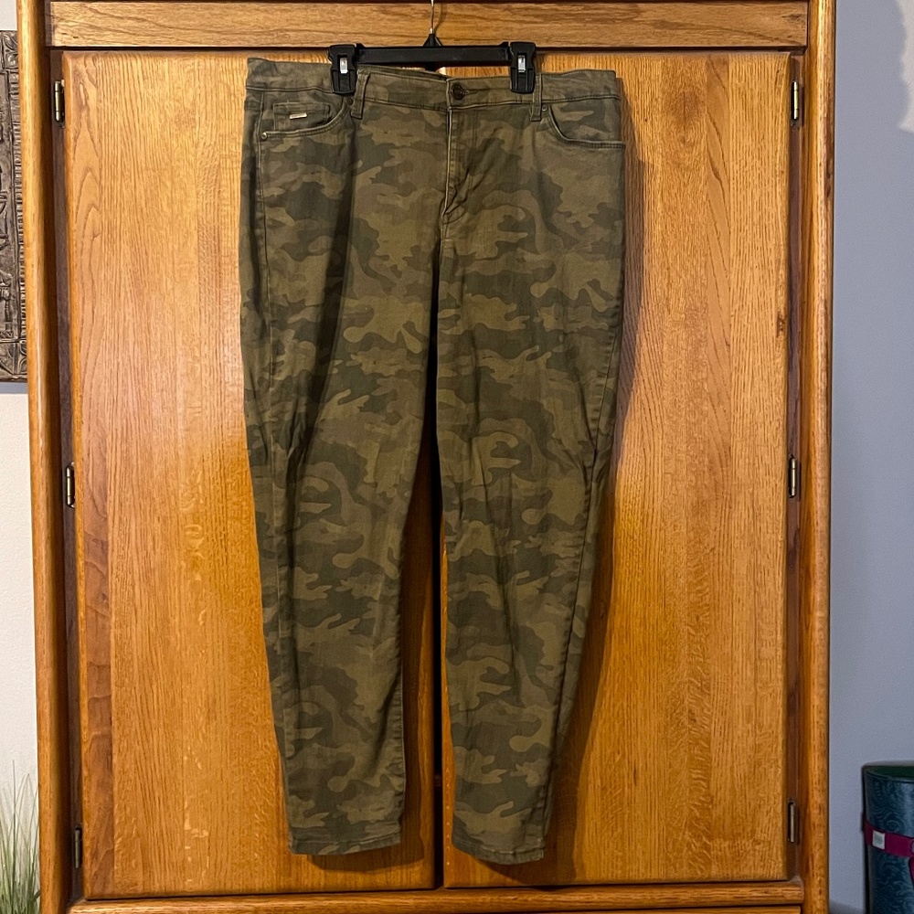 Nine West Gramercy Skinny Ankle Camo Print Size 16